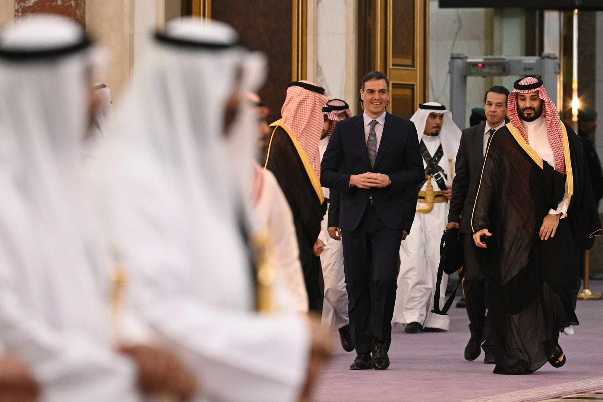 El presidente del Gobierno, Pedro Sánchez, es recibido por el príncipe heredero del Reino de Arabia Saudí, Mohamed bin Salmán. Pool Moncloa:Borja Puig de la Bellacasa. Arabia Saudí