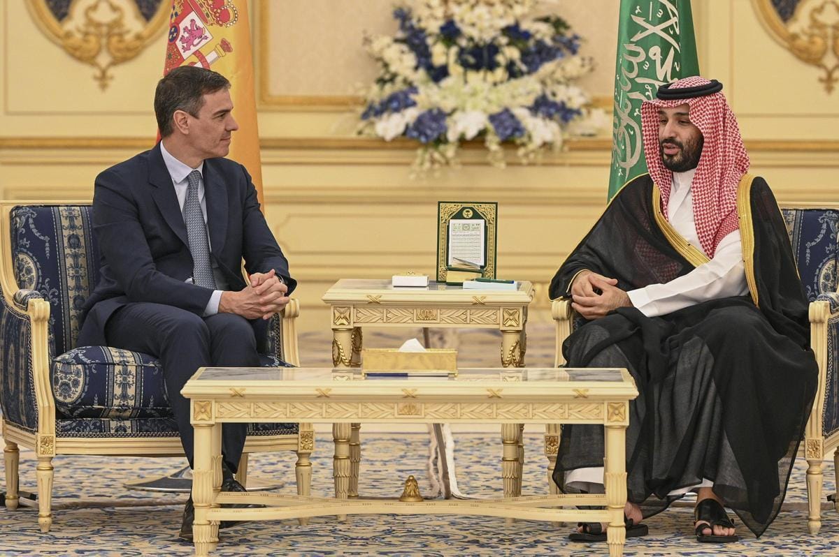 El-presidente-del-Gobierno-Pedro-Sanchez-es-recibido-por-el-principe-heredero-del-Reino-de-Arabia-Saudi-Mohamed-bin-Salman.-Pool-MoncloaBorja-Puig-de-la-Bellacasa.-Arabia-Saudi-.jpg