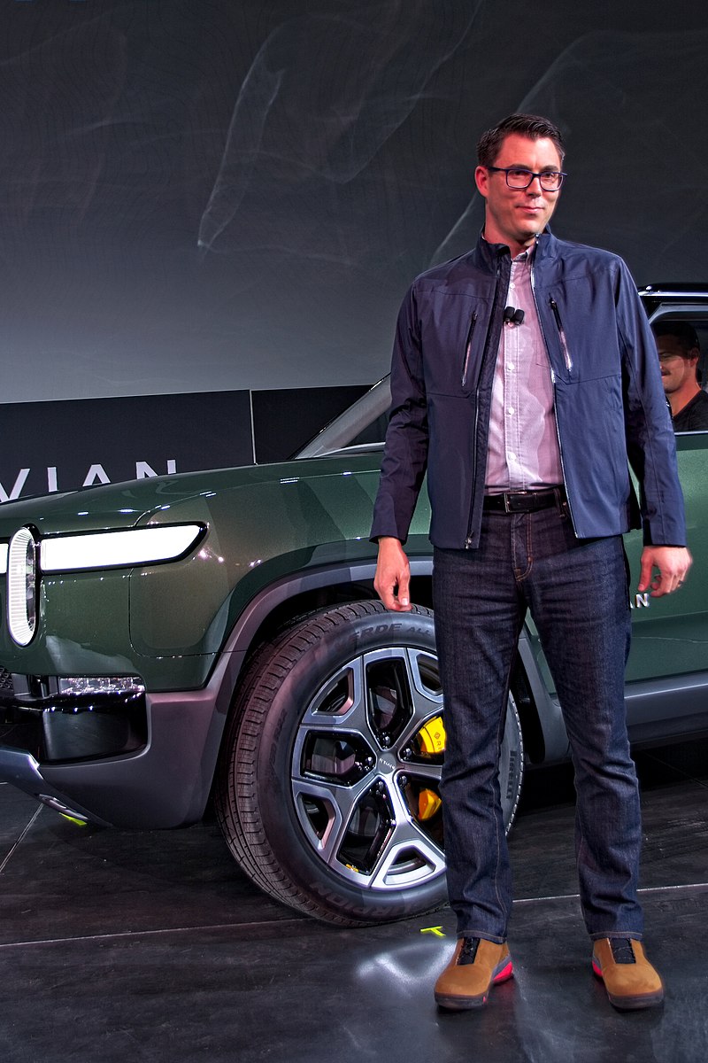 R. J. Scaringe, fundador y CEO de Rivian junto al SUV R1