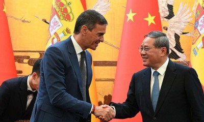 El presidente del Gobierno español, Pedro Sánchez, y el primer ministro chino, Li Qiang, en Pekín