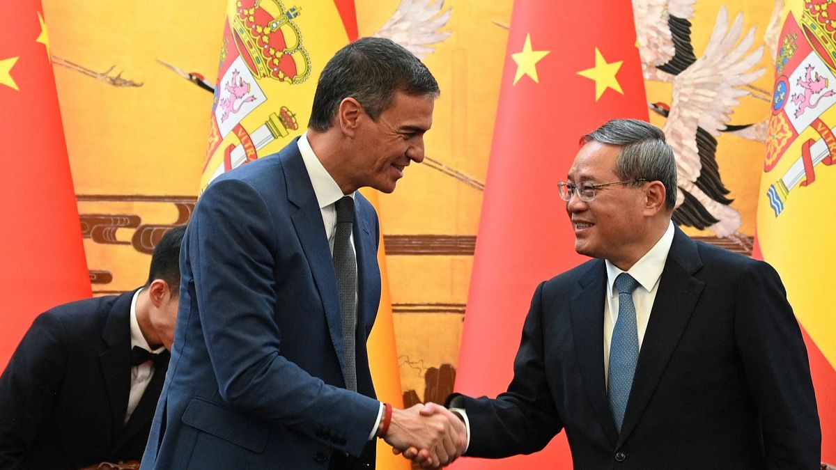 El presidente del Gobierno español, Pedro Sánchez, y el primer ministro chino, Li Qiang, en Pekín