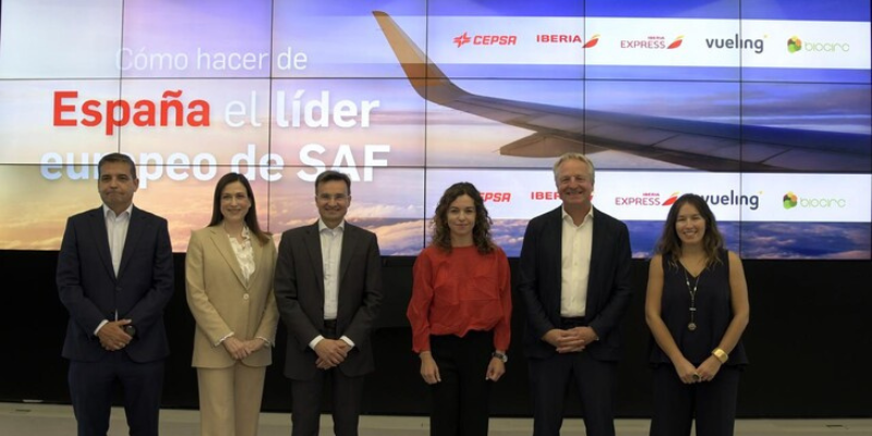 De izquierda a derecha, Carlos Gómez, CEO de Iberia Express; Carolina Martinoli, CEO de Vueling; Marco Sansavini, CEO de Iberia; Rosario Sánchez, secretaria de Estado de Turismo; Maarten Wetselaar, CEO de Cepsa y Margarita de Gregorio, CEO de BIOCIRC: Iberia.