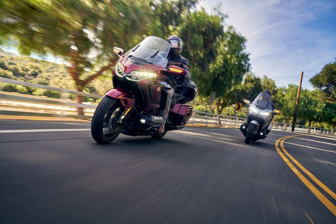 Motos y microcoches toman el alfalto