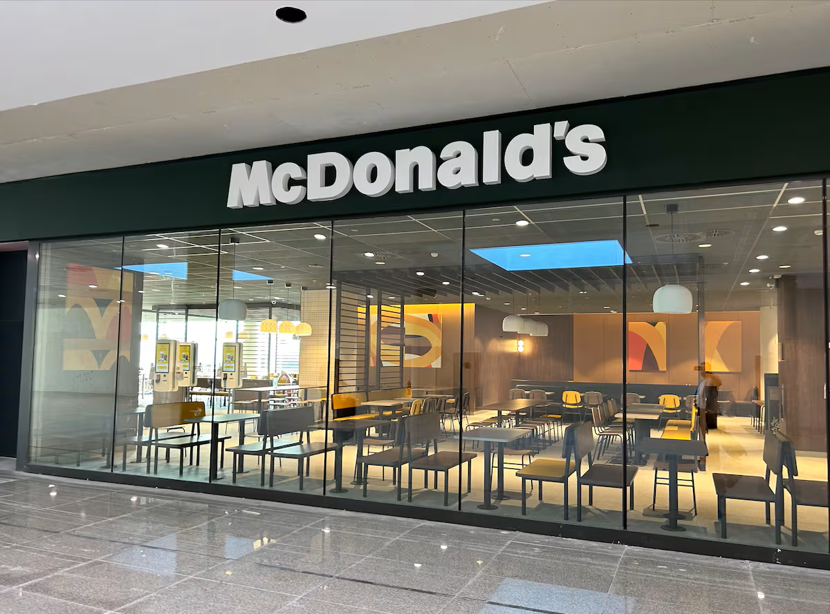 Exterior del nuevo restaurante de McDonald's en el aeropuerto de Palma de Mallorca.