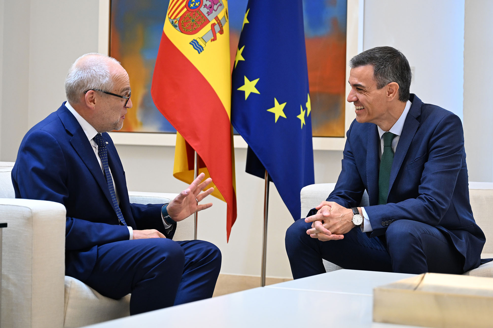 El presidente de Hitachi en Europa, Andrew Barr, y el presidente del Gobierno, Pedro Sánchez