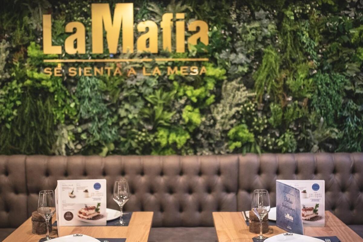 Grupo La Mafia se sienta a la mesa