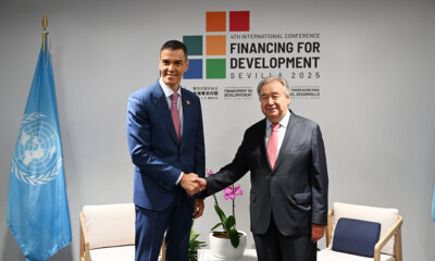 Pedro Sánchez, saluda al secretario general de Naciones Unidas, António Guterres