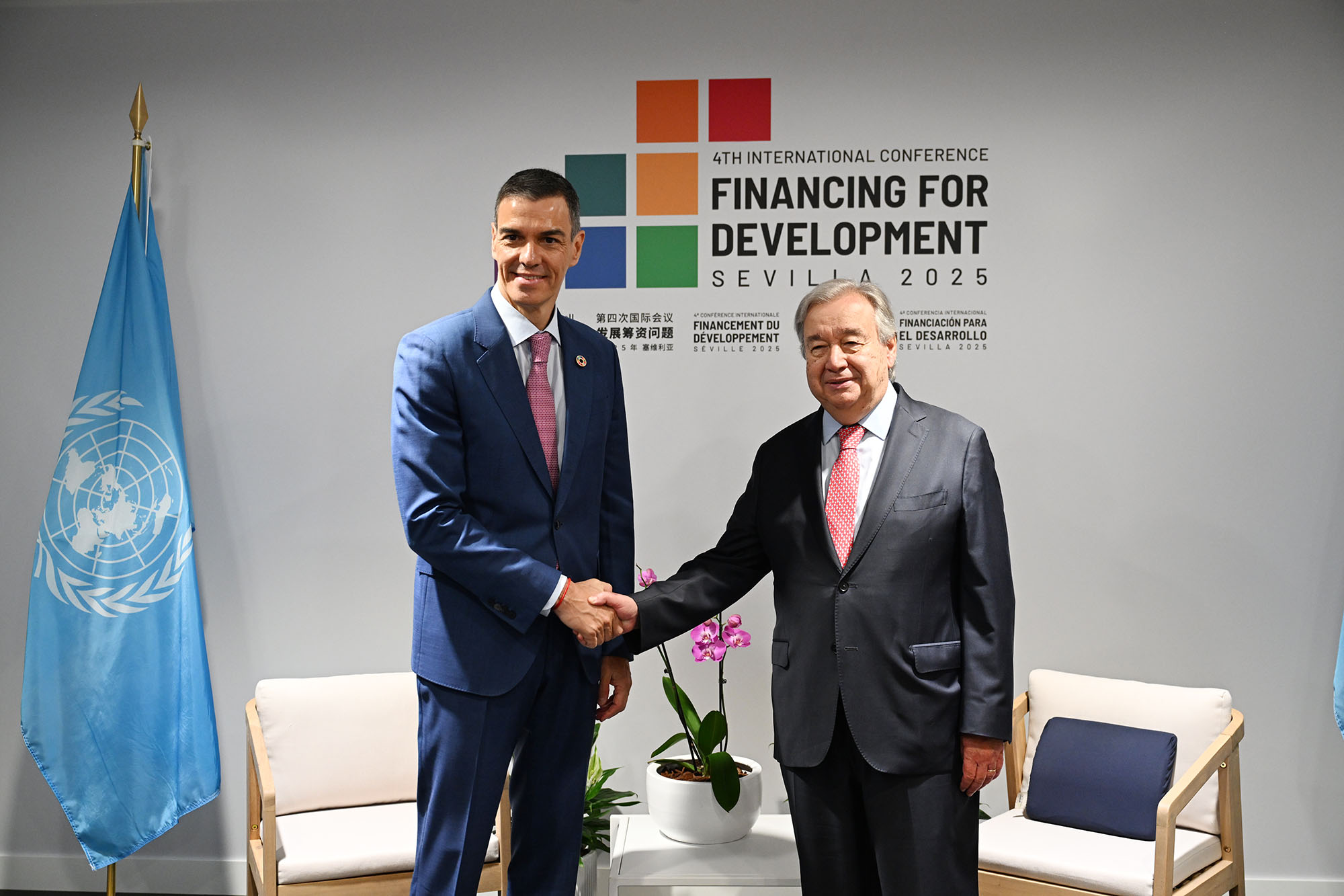 Pedro Sánchez, saluda al secretario general de Naciones Unidas, António Guterres